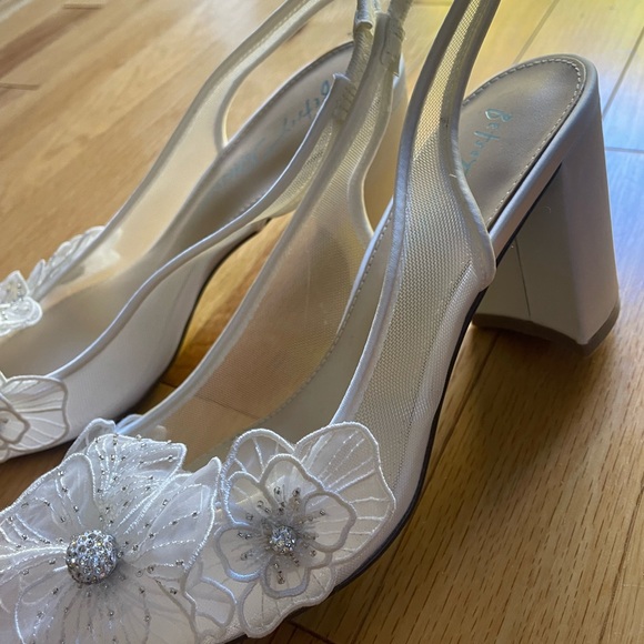 Betsy Johnson, Petra Ivory 3 inch Block Heel, size 7 - Picture 2 of 5